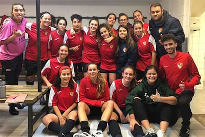 El plantel femenino de Terrassa FC, de la liga de Cataluña