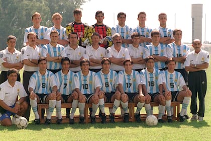 El plantel, futuro campeón, en el predio de Ezeiza, con el cuerpo técnico.