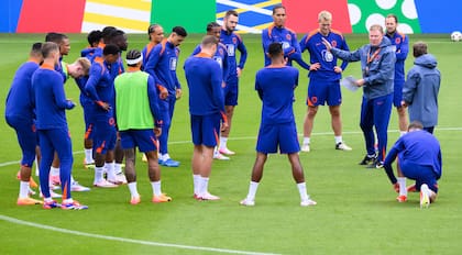El plantel se enojó por el reproche público de Koeman a Veerman, pero al partido siguiente mejoró su desempeño y ahora pasó a ser uno de los principales candidatos en Alemania 2024.