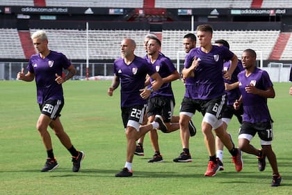 El plantel se entrenó en el Monumental y después viajó a Punta del Este; varias cabelleras platinadas, promesas del campeón de América