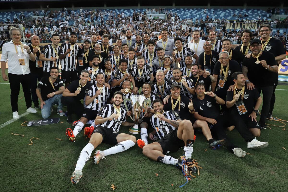 El plantel y cuerpo técnico de Atlético Mineiro posa con la Supercopa do Brasil después de vencer a Flamengo por penales.