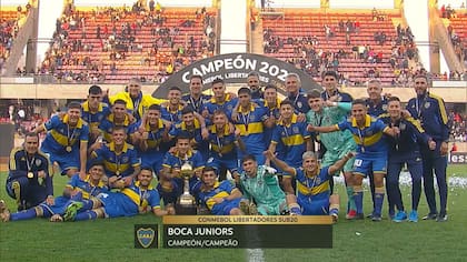 El plantel y el cuerpo técnico del equipo Sub 20 de Boca posa con la Copa Libertadores y sus medallas.