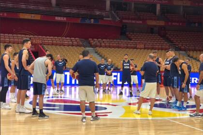 El plantel y el cuerpo técnico, en la última práctica en Wuhan, antes del estreno de este sábado.