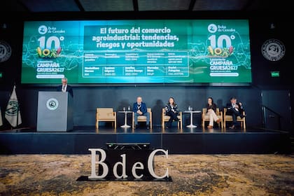 El planteo de Idígoras fue realizado durante el panel “El futuro del comercio agroindustrial, tendencias, riesgos y oportunidades”, que compartió con Maximiliano Moreno, director de la Fundación INAI; Mercedes Nimo, asesora de Gabinete de la Subsecretaría de Mercados Agroalimentarios e Inserción Internacional; Josefina Vecino Beige, coordinadora general de Visec; y Daniel Pelegrina, director de Relaciones Públicas Institucionales de la Universidad Austral