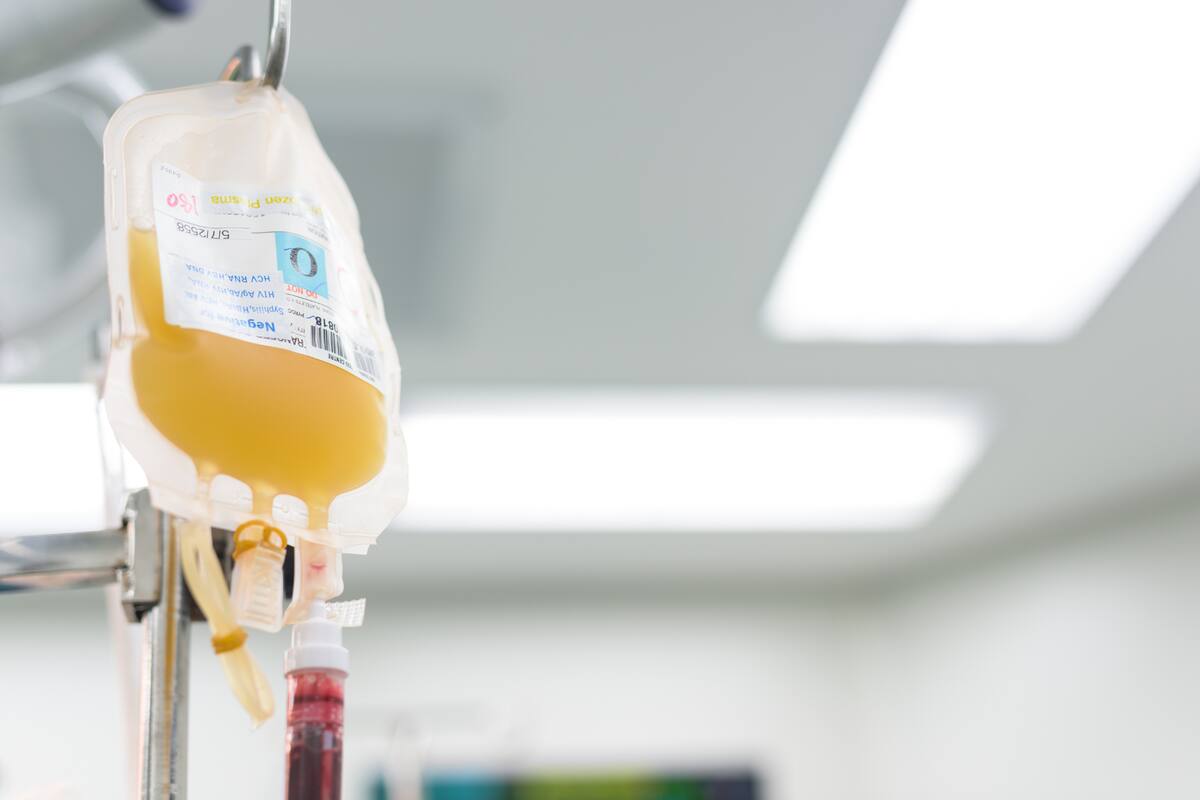 El plasma es un líquido natural, presente en la sangre del ser humano y de un característico color amarillento que se convirtió en un de los tratamientos más usados para personas infectadas de coronavirus