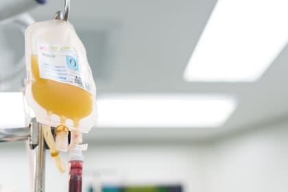 El plasma es un líquido natural, presente en la sangre del ser humano y de un característico color amarillento que se convirtió en un de los tratamientos más usados para personas infectadas de coronavirus