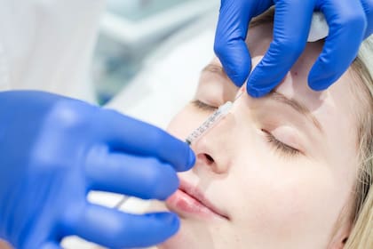 El plasma rico en plaquetas se aplica mediante micro inyecciones en el cutis