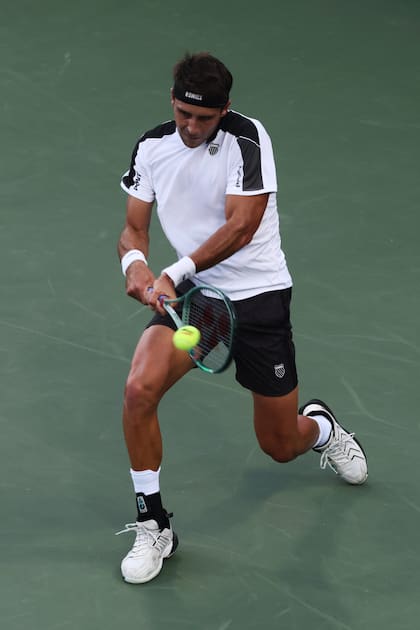 El platense Etcheverry logró su tercera victoria en el US Open y, hoy 32º del mundo, se cruzará con el 46º, Michelsen; el ranking en vivo sitúa 28º al argentino.