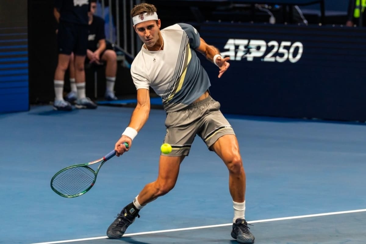El platense Tomás Etcheverry jugando el ATP 250 de Atenas, que pertenece a la familia de Novak Djokovic