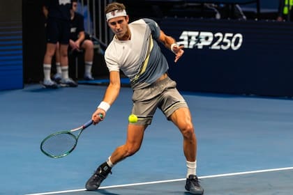 El platense Tomás Etcheverry jugando el ATP 250 de Atenas, que pertenece a la familia de Novak Djokovic