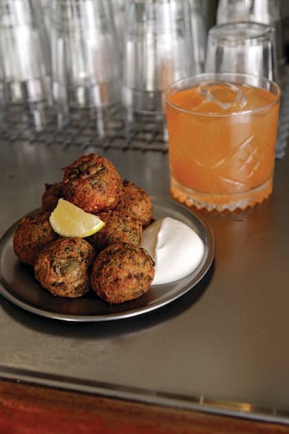 El platito: buñuelos de acelga. El aperitivo: Ópera Prima.