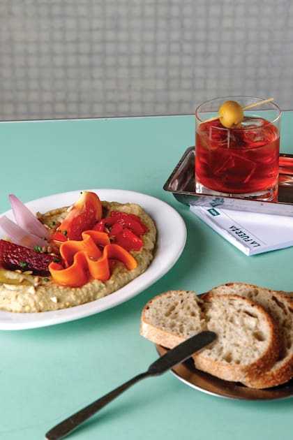 El platito: puré de berenjenas. El aperitivo: Negroni.