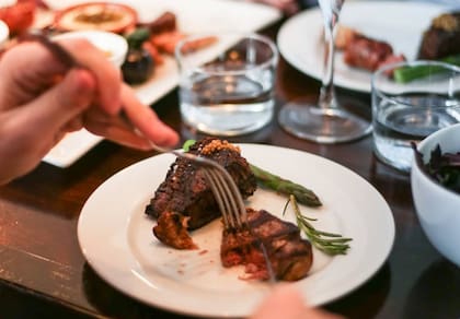 El plato estrella del restaurante es el entrecôte, un ojo de bife de 500 gramos, que se sirve jugoso, en un punto que se llama bleu chaud