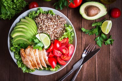 El Plato Harvard está compuesto por vegetales (1/2), granos integrales (1/4) y proteínas de origen animal o vegetal (1/4)