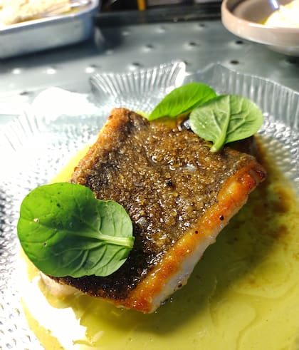 El plato más simple pero también de los más ricos es el filete de chernia madurada servido con cebolla asada y una salsa Mery de perejil y ajo