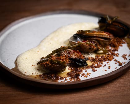 El plato que se presentará en la gran final: mejillones de banco recolectados a mano por el buzo Juan Campos, papines chilotes de la huerta de Francisco Barría, garum de róbalo, pangrattato y koji, salicorcia encurtida y una espuma de papa fermentada