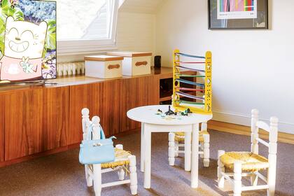 Junto al dormitorio hay un playroom, que originalmente era el cuarto de dos hermanos, con escritorios pesados, hechos a medida in situ que le daban la vuelta entera.