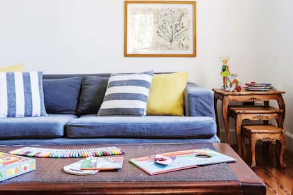 El playroom tiene un sillón (Della Casa Express) con almohadones en tussor (Bazar Textil) y cuadros de Florencia Chedufau.