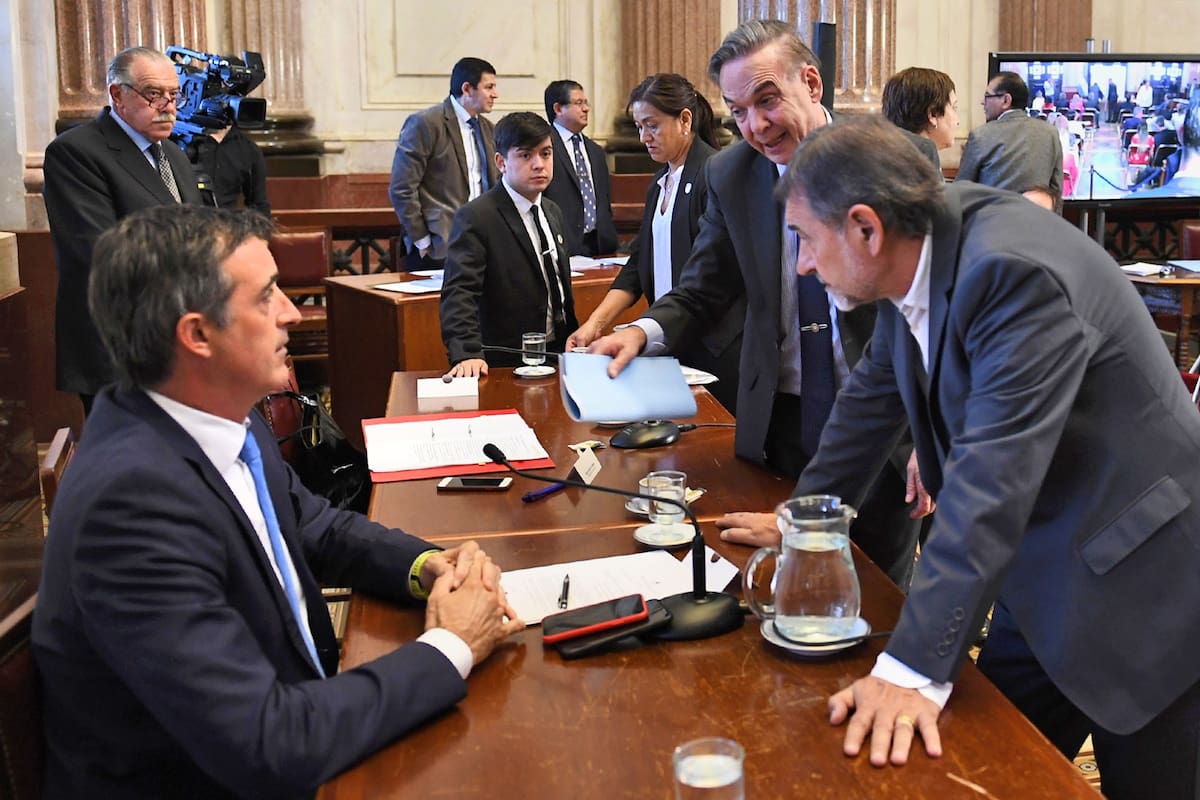 El plenario de comisiones inició la discusión sin la presencia de los sindicalistas