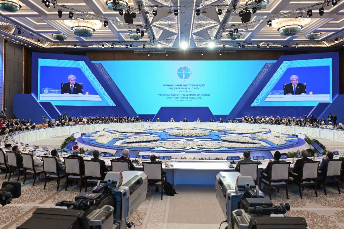 El plenario de la reunión interreligiosa en Astana, Kazajistán