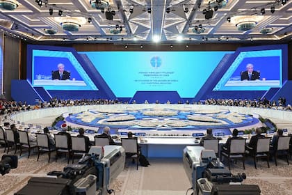 El plenario de la reunión interreligiosa en Astana, Kazajistán