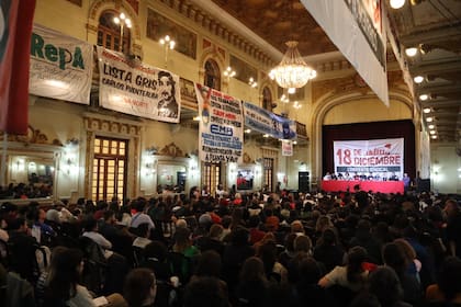 El plenario sindical de la izquierda se realizó en el teatro porteño Unione e Benevolenza
