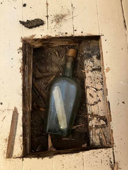 El plomero de la comunidad de Morningside en Edimburgo fue quien levantó precisamente el piso en esa zona de la casa
