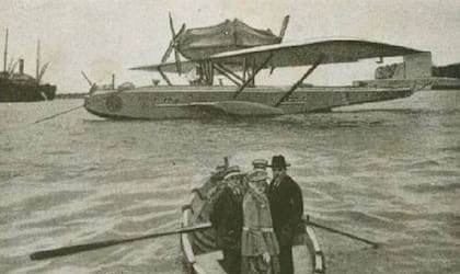 El Plus Ultra en el puerto de Palos de la Frontera (Huelva) antes de iniciar el vuelo. (Foto Wikipedia)