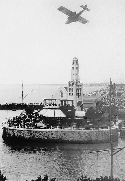 El Plus Ultra sobrevolando el YCA en Dársena Norte, en 1926.