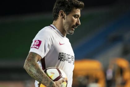 El argentino Ezequiel Lavezzi anunció su retiro del fútbol luego de su experiencia en China.
