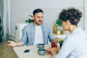 El pocketing se da cuando uno de los miembros de la pareja esconde su vínculo de su círculo de amigos, familiares, compañeros de trabajo y hasta en redes sociales