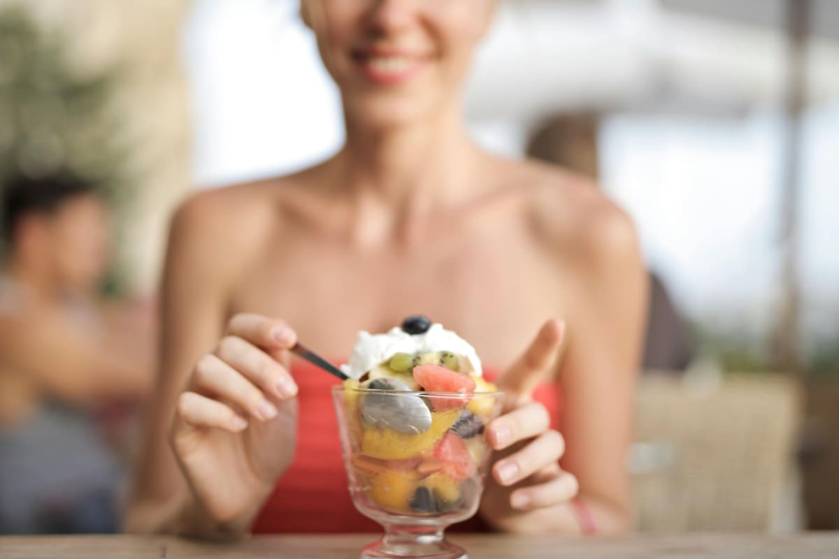 El poco tiempo que las personas se toman para comer puede resultar riesgoso para la salud (Foto de carácter ilustrativo: PEXELS)