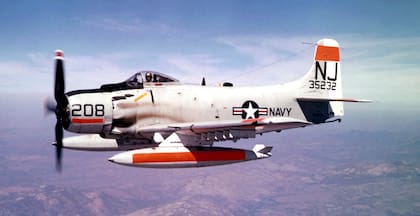 El poderoso caza bombardero a pistón Douglas Skyraider de ataque a tierra perteneciente al Escuadrón (VA-122). (Gentileza US NAVY).