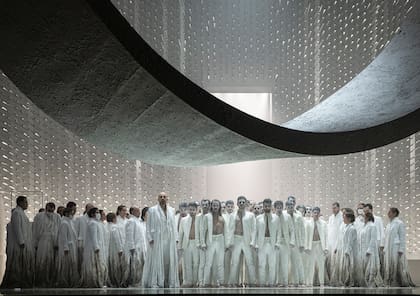 El poderoso cuerpo de baile ("figurantes") de la ópera "Nabucco", en versión de Poda