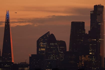 El poderoso sector de servicios financieros de Londres está perdiendo participación de mercado en derivados y corretaje de acciones ante la competencia de Ámsterdam en Europa y Estados Unidos, poco más de un mes después de la entrada en vigor del Brexit