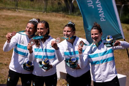 El podio argentino del K4 500, con Sabrina Ameghino a la izquierda