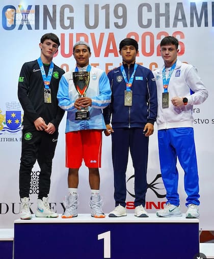 El podio, con el argentino Nicolás Peralta con el trofeo en mano