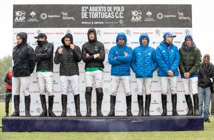 El podio, con La Natividad y Ellerstina, ya bajo la lluvia...y ¡granizo!