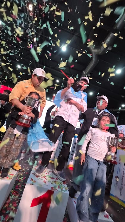 El podio, con los tres ganadores