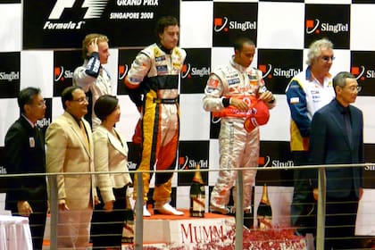 El podio de aquella carrera: Fernando Alonso resultó triunfador , escoltado por Nico Rosberg y Lewis Hamilton, el 28 de septiembre de 2008