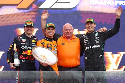 El podio de Australia: Lando Norris (McLaren), Verstappen (Red Bull) y George Russell (Mercedes)