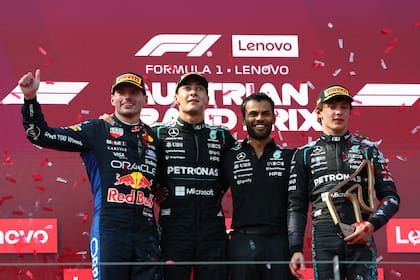 El podio de Austria, compuesto por George Russell, Max Verstappen y Andrea Kimi Antonelli