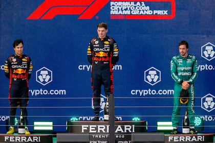 El podio de Miami, compuesto por Verstappen, Pérez y Alonso