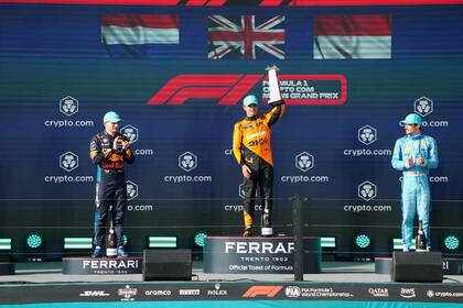 El podio de Miami, con Lando Norris al tope, acompañado por Max Verstappen, segundo, y Charles Leclerc, tercero