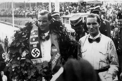 El podio del GP de Alemania de 1938: Seaman, con la corona de laureles decorada con la esvastica; a su izquierda, Von Brauchitsch