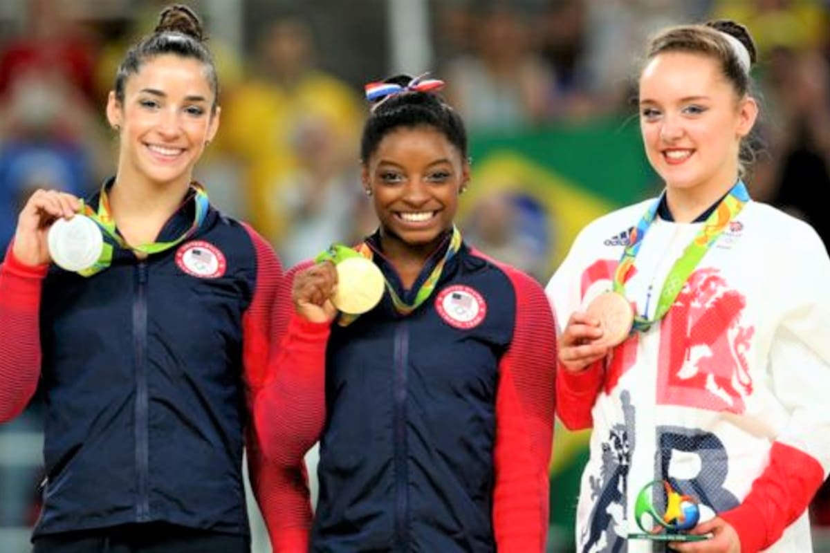 El podio en Río 2016 en ejercicios de suelo: Ali Raisman, Simone Biles y Amy Tinkler