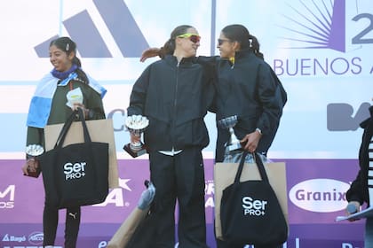 El podio femenino de la Media Maratón de Buenos Aires: la ganadora, Florencia Borelli, saluda a su escolta, Daiana Ocampo