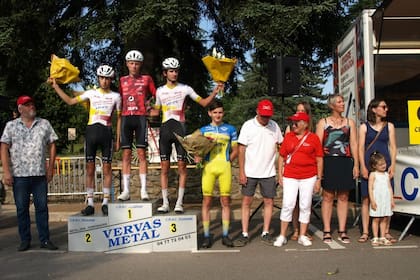El podio inesperado, hasta unos metros antes de la meta: Simon Ruet postergó a los compañeros Remi Arsac y Charly Merle y quedó en la cima.