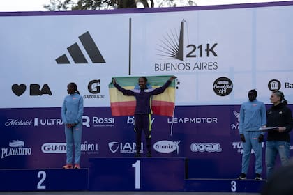 El podio internacional femenino, con la etíope Fotyen Tesfay en lo más alto y las turcas Nevin Can y Selin Can completando una jornada histórica para los 21K porteños.