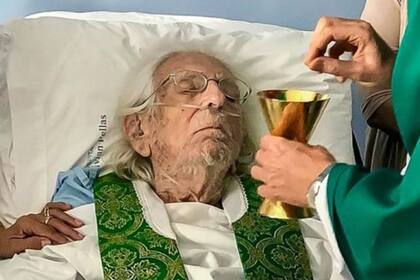 El poeta pasó más de tres décadas sin poder ejercer labores sacerdotales, hasta que fue perdonando por el Vaticano en febrero de 2019